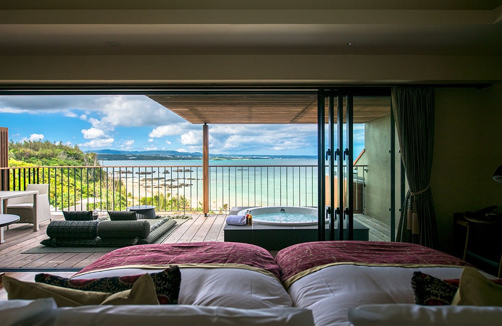海を眺める客室。1泊・1名 37,700円～(2名利用、夕・朝食付き)。
