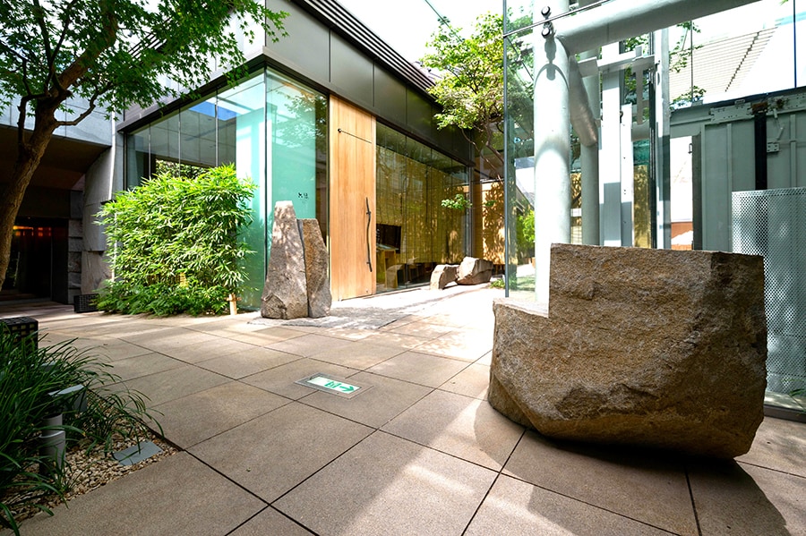 【和泉正敏】日本料理 「旬房」をはじめ館内随所には、イサム・ノグチの創作を長く支えた石彫家、故・和泉正敏氏の作品が。