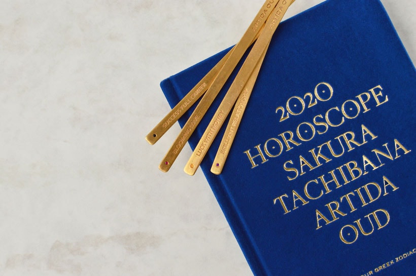 天然石付きのARTIDA OUD「選べる開運ブックマーク」も付属。「2020 HOROSCOPE SAKURA TACHIBANA×ARTIDA OUD」 4,000円。ARTIDA OUD の公式サイトで販売。