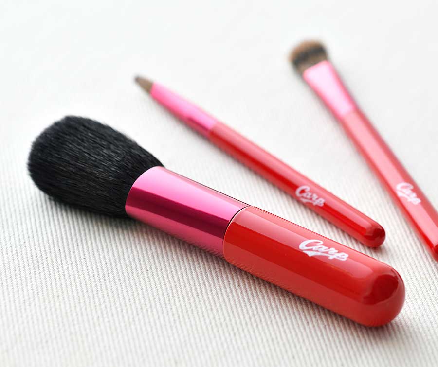 【熊野筆】化粧筆のバリエーションも実に多彩。なかには、広島カープのロゴ入りのものも。4,500円(久華産業)。広島駅ビルekie、 MAZDA Zoom-Zoom スタジアム 広島などで販売。