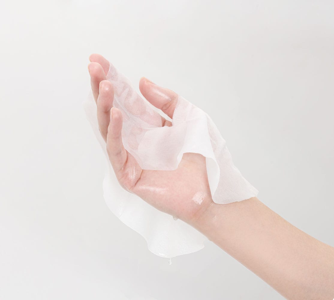 薬用リンクルエッセンスマスク　ホワイトは、しっかりした厚みのある3層構造のシート。液が中からじゅわっと出てくる。