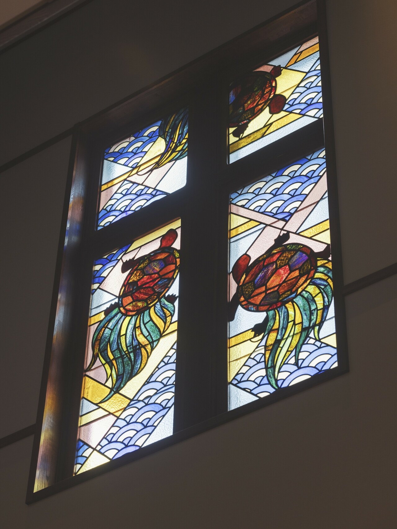 130年余にわたって紡がれきたクラシックホテルの美意識が館内のそこかしこに。ステンドグラスからこぼれるやわらかな光にも心が癒やされます。