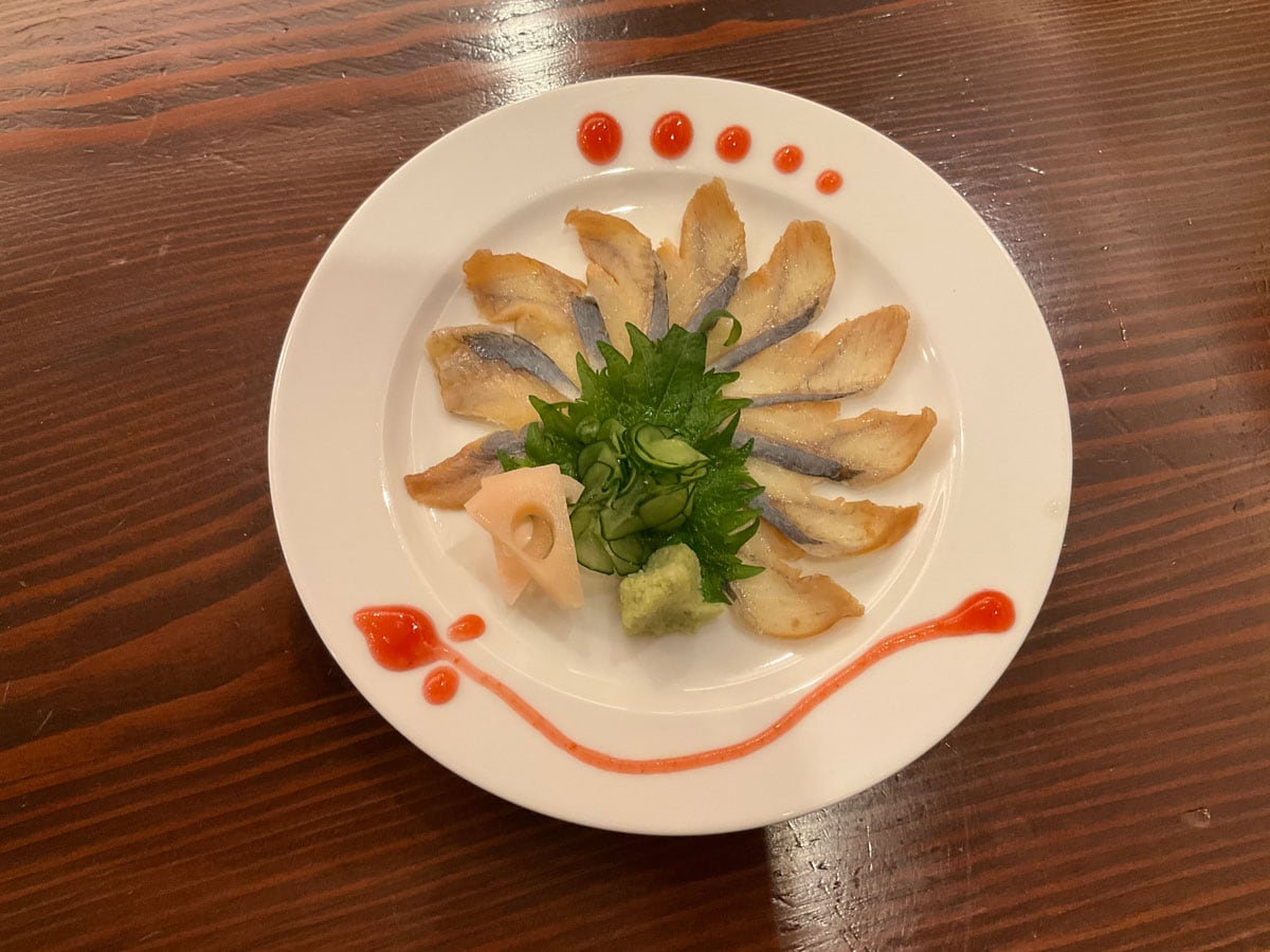 「うなぎの酢〆うら梅造り」2,178円。皿のふちのアートがかわいい！