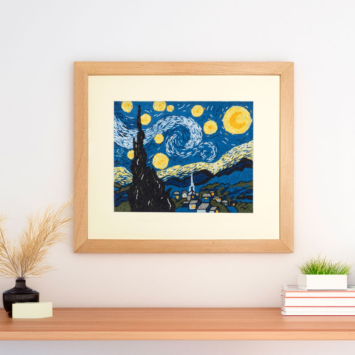 『DIY Starry Night ニードルポイント キット』の完成イメージ（木製フレームはセットに含まれません）。