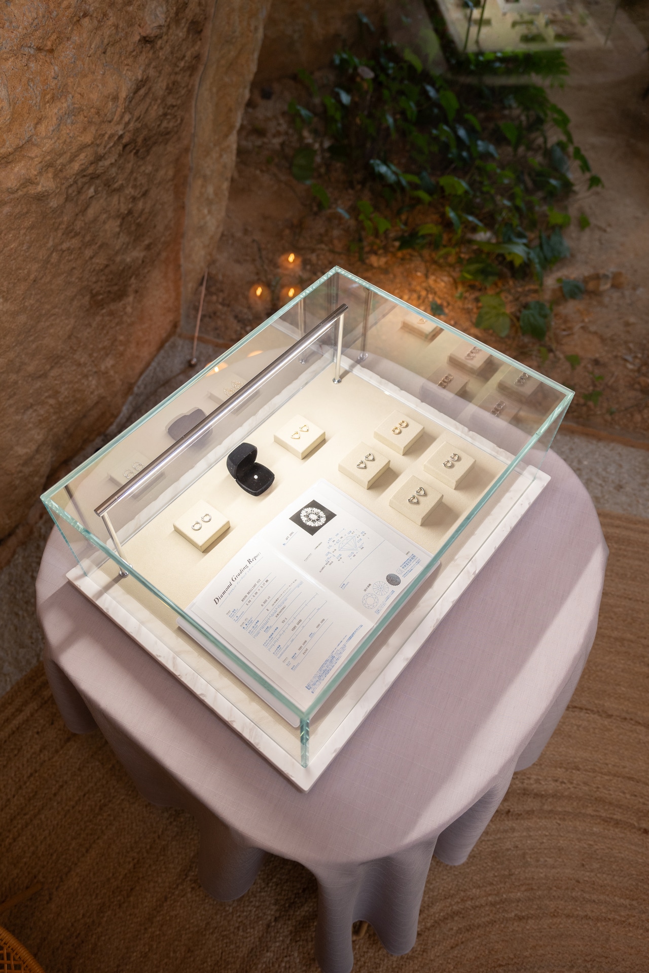 ダイヤモンドはマリッジと同様クラスのものを使用しており、鑑定書を出すことも可能。