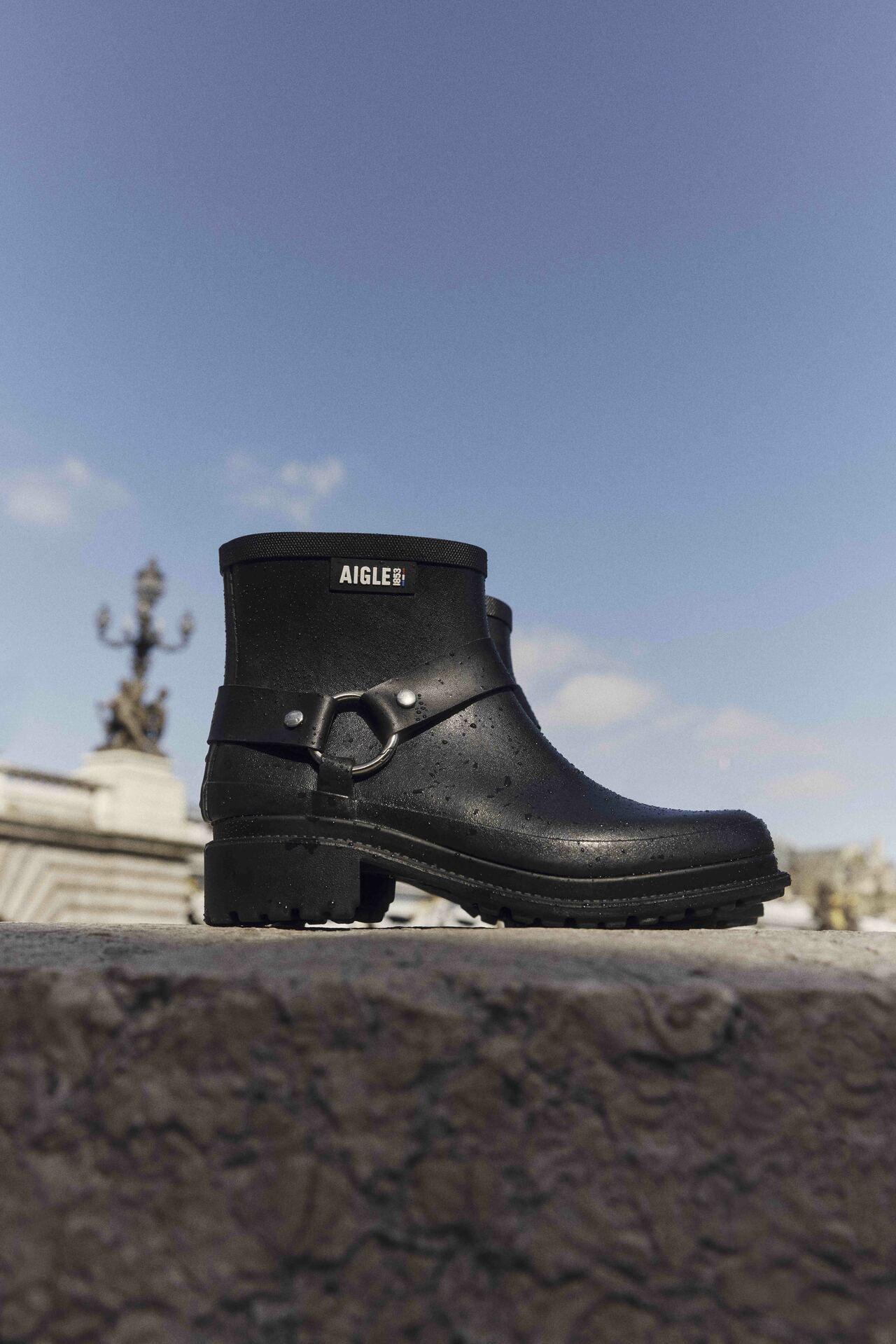 熟練の職人による手作業でつくられる「AIGLE」のラバーブーツ。