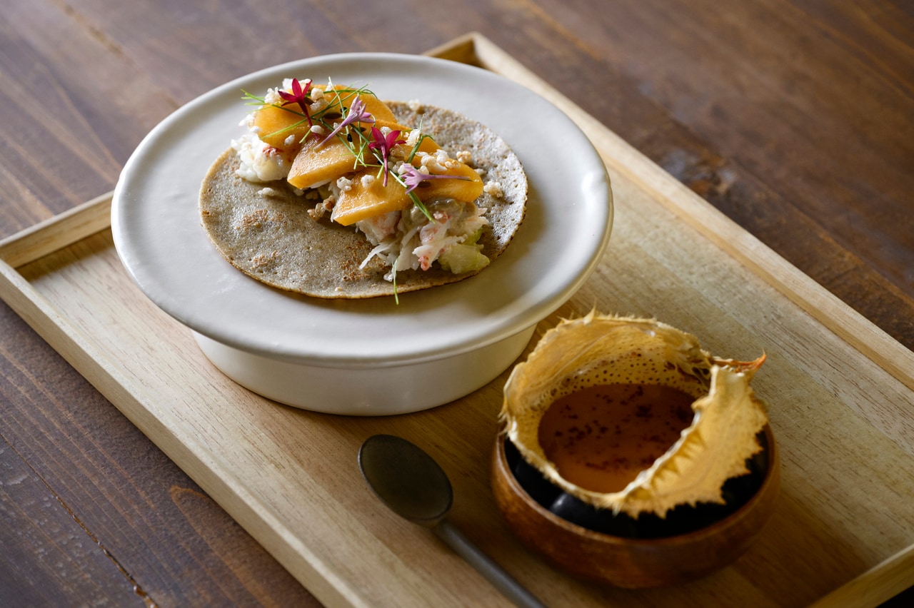 「毛蟹のガレット」。通年提供の定番ガレットは、季節で食材が異なる。夏は佐渡の毛蟹を主役に、黄金桃が味の決め手。