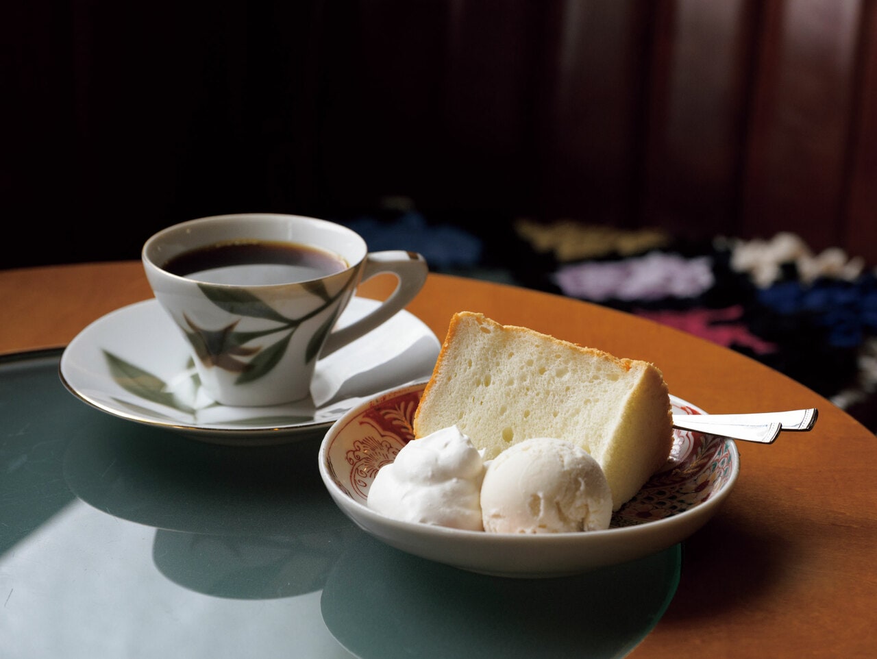 自家製のアイスクリームと佐渡生クリームを添えた「白いシフォンケーキ」600円と「しなしなコーヒー」400円。