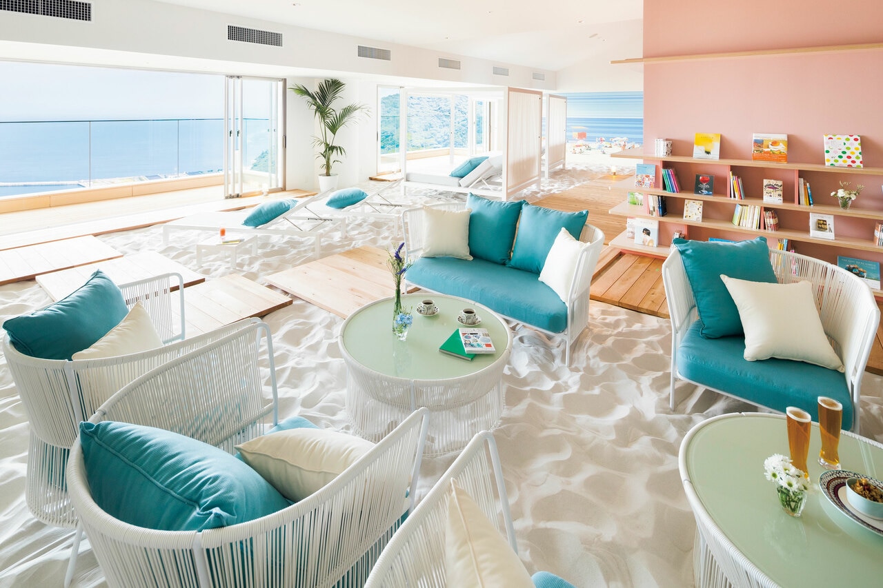 白砂を床一面に敷き詰めた「ソラノビーチ Books＆Cafe」は、その名の通り“空に浮かぶビーチ”のような開放感溢れる空間。