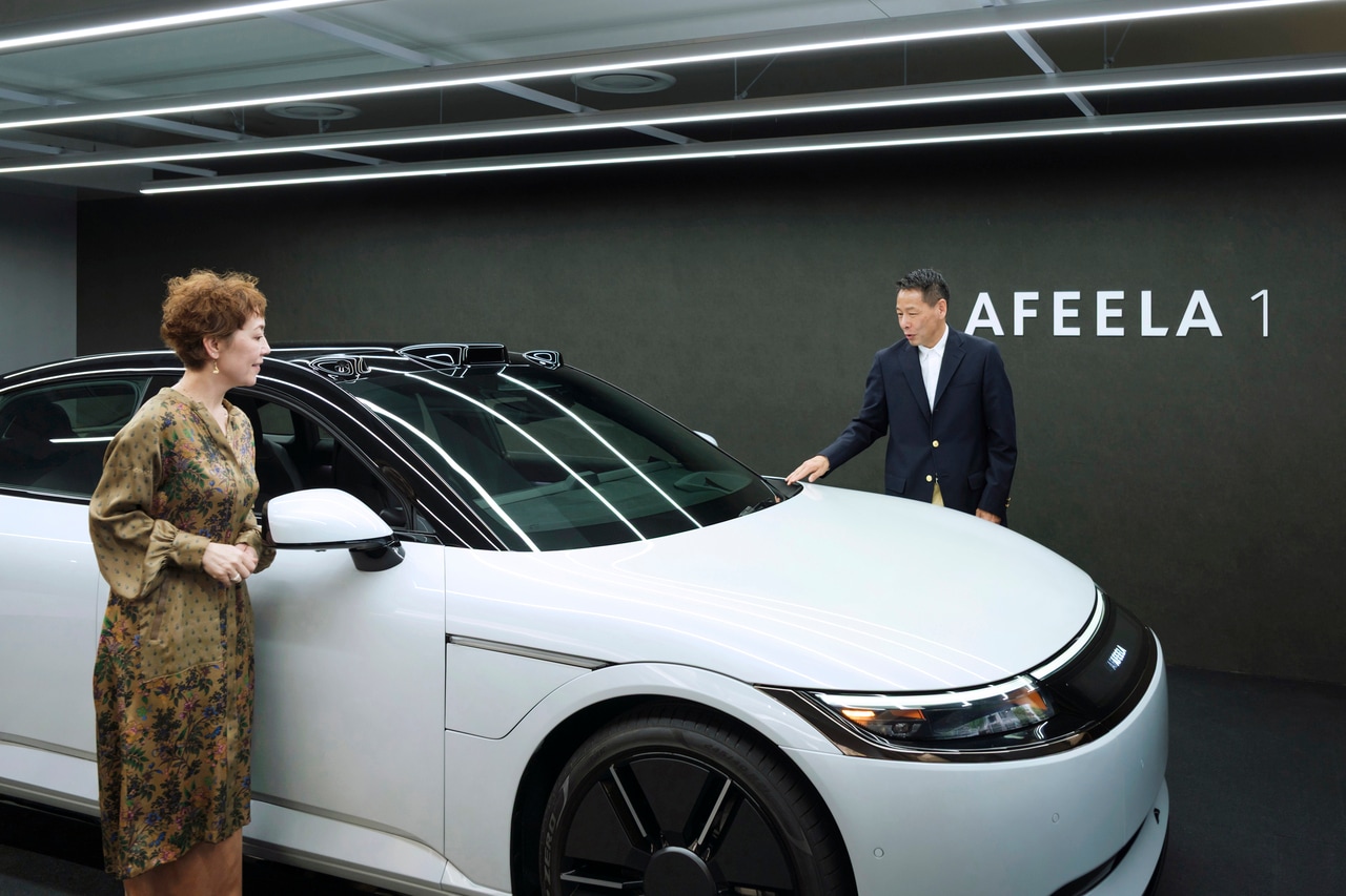 AFEELA 1の細部に見入る松浦さんとクリスさん。