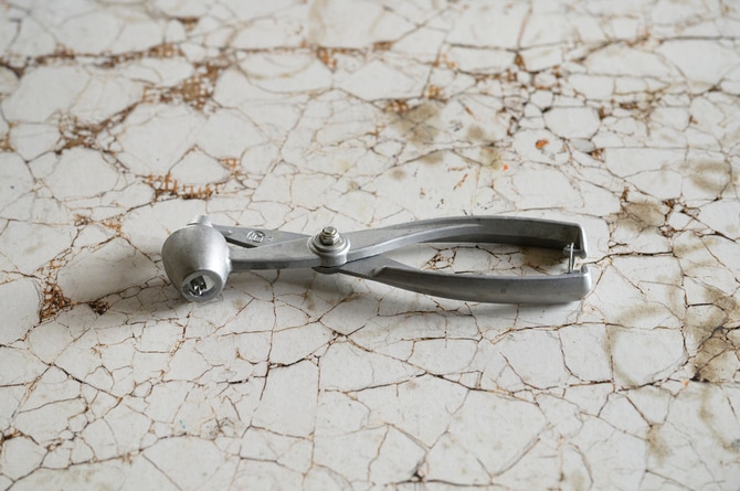 日本でもよく見かける、ニンニクを潰す器具のような形です。ハンドルをぎゅっと握ることであるものを押し出します。