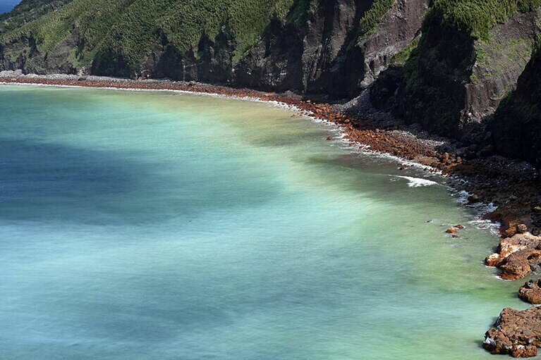 高台から見下ろした穴之浜。ここへは道なき道を10分ほど下りて行きます。