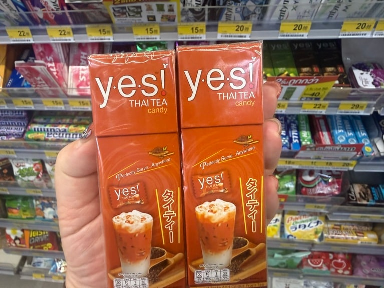 「YES!」のタイティーキャンディ（25バーツ)。