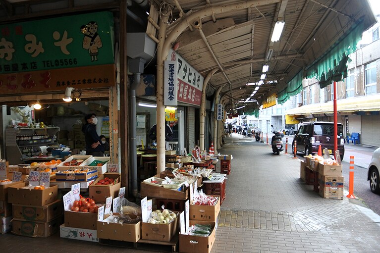 小さな商店が並ぶ、どこか懐かしい戸尾市場。
