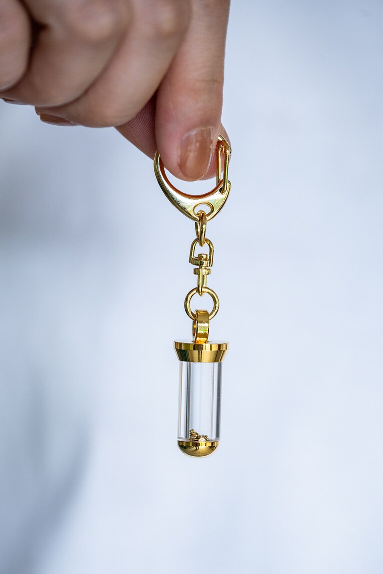 採った砂金はその場でキーホルダーなどに加工して持ち帰ることも。1個1,500円。