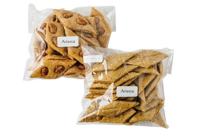 クラッカー〈各80g〉上：大豆 300円、下：mixハーブ 300円／菓子工房Arietta