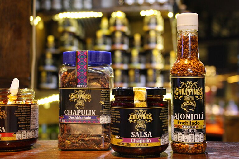 メキシコ・シティのおしゃれな市場「メルカード ローマ」で売っているチャプリン(中央)。左はチャプリネスそのもので、見た目が少々グロテスク。