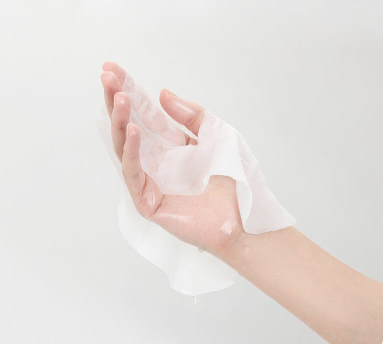 薬用リンクルエッセンスマスク　ホワイトは、しっかりした厚みのある3層構造のシート。液が中からじゅわっと出てくる。