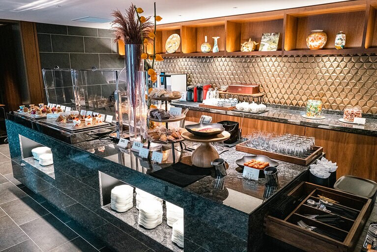 フード類が並ぶプレミアラウンジ「KANAZAWA」。