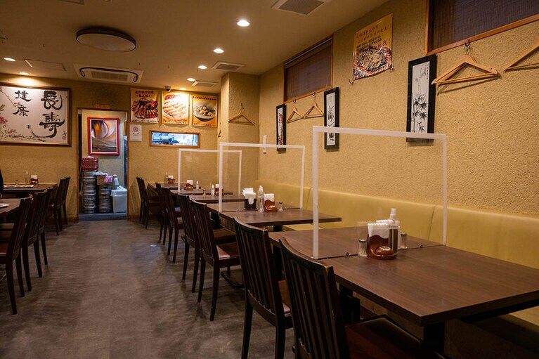 ひとりでも入りやすい1階席。2階は円卓が中心。お店の詳細は次のページに！