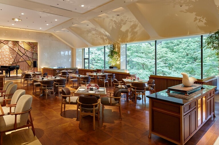 「Lounge Momiji」の店内。窓の外には、移ろうもみじの色彩とともに季節によって表情を変える美景が広がる。