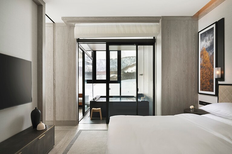 パーク ハイアット ニセコ HANAZONO［北海道／花園温泉］温泉付き客室の一例。パークスイートデラックス。