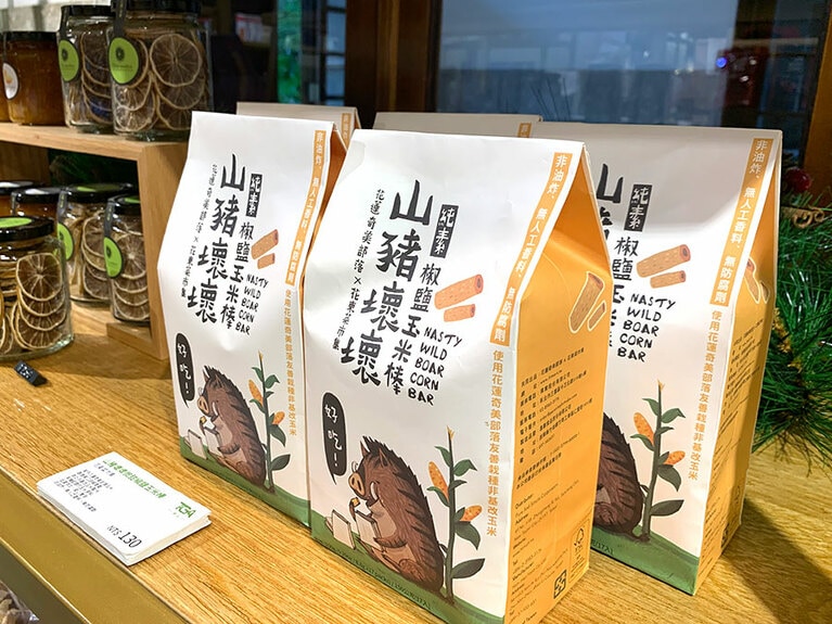 山豬壞壞椒鹽玉米棒 130元。可愛いイノシシが描かれたパッケージ。