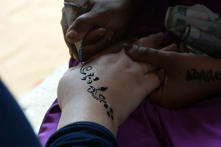 天然染料のヘンナ・ペイント。失敗されてしまい、2週間ほど、手を人前に出すのが恥ずかしい状況に……。