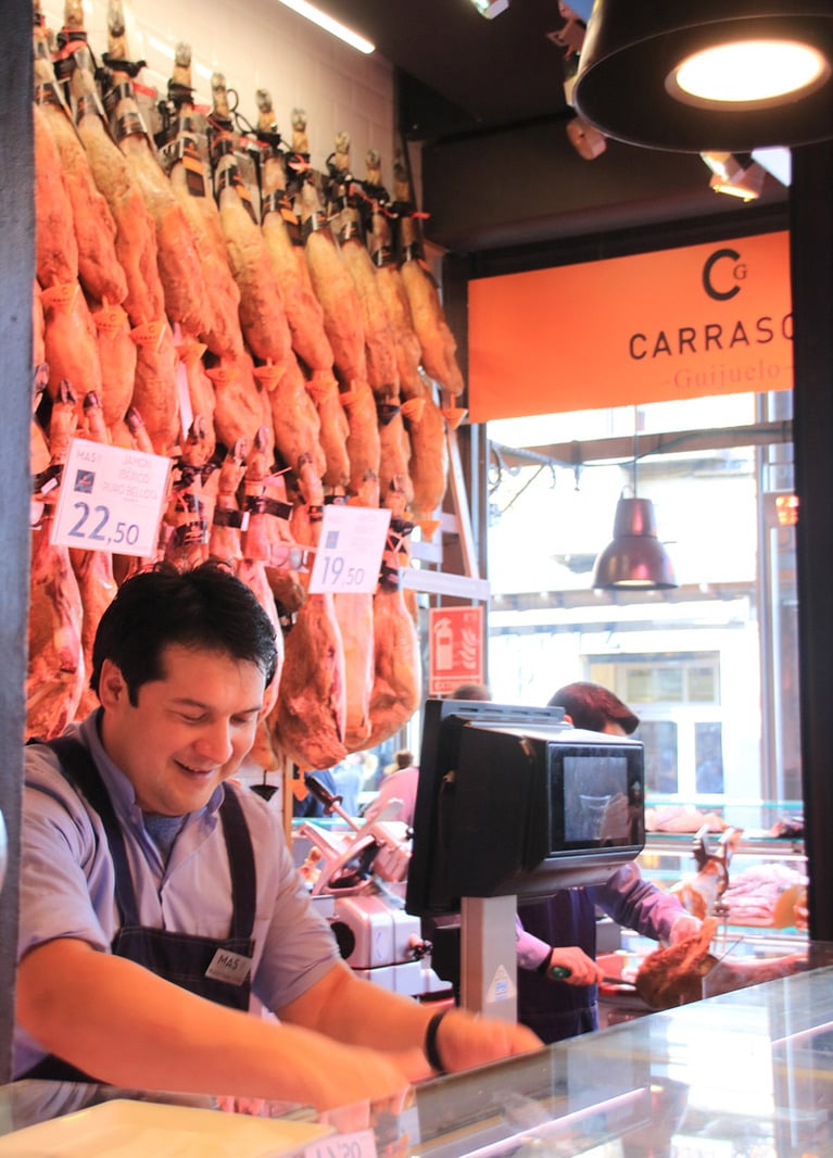 生ハム専門店の壁にはイベリコ豚のブロックがズラリ。