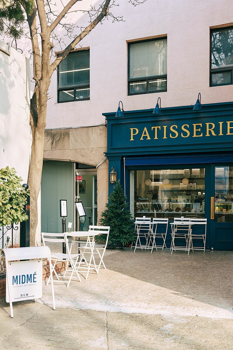 ショップ前のテラス席で作りたてを。