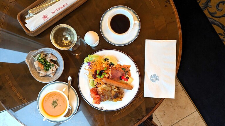 長崎県産の牛を使用したしゃぶしゃぶに長崎カステラ。特産物を多く使ったこだわりのご飯と共に朝からシャンパンも。