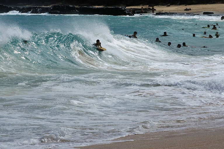 ボディボードやボディサーフィンを楽しむロコで賑わっています。