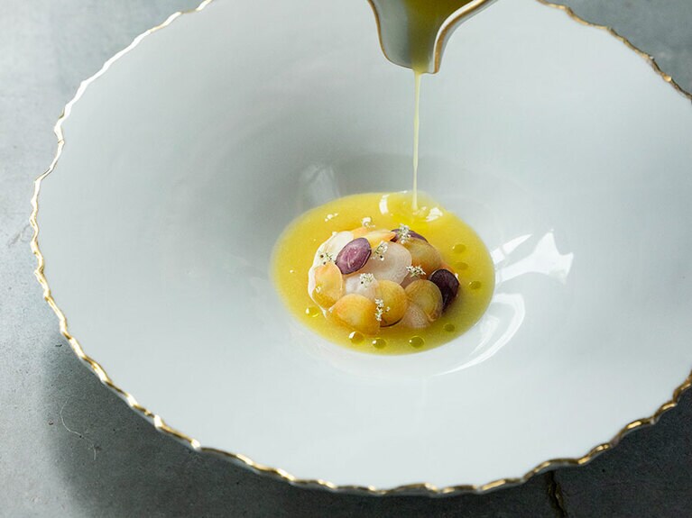 ウニのパンナコッタやターメリックのピクルスなどを人参のカルパッチョで覆ったひと皿も。©Matteo Carassale