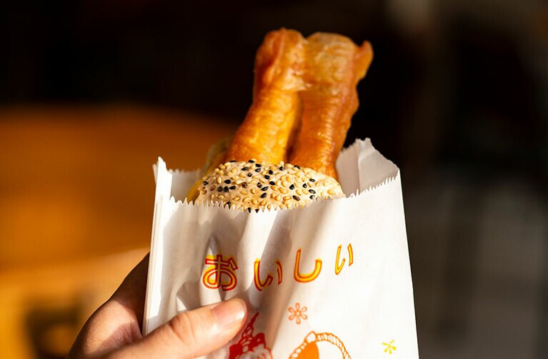 パイ生地のような焼餅に油条をはさんだボリューミーなサンド460円。サクサクの油条は焼餅に挟んでも豆乳に浸して食べても美味！