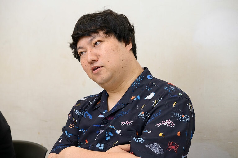 インタビューに答えてくれた、ロングコートダディの兎さん。