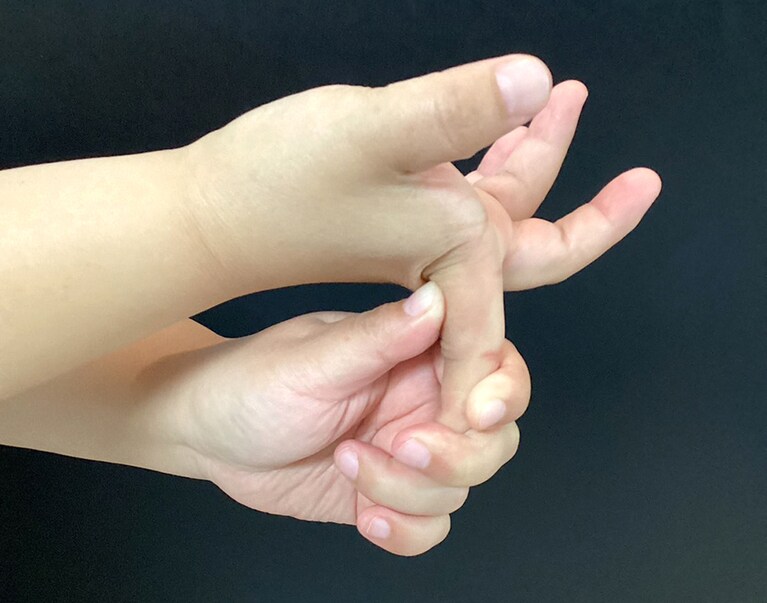 山崎さんの実演。習慣にすると、ここまで曲がるようになるそう！