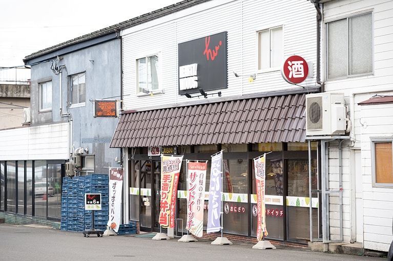 朝早くから営業している人気のコンビニエンスストア「ハーティウッズ」。