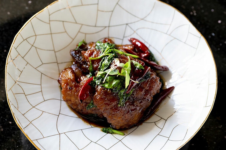 「鰻のスタミナ炒め バジルと共に」5,600円（サービス料込）。