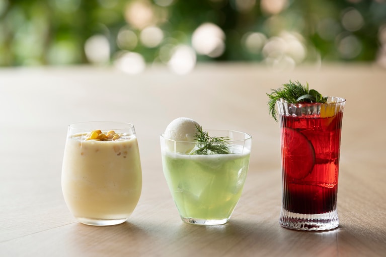 焼とうきびスムージー、大人のメロンクリームソーダ、ハスカップハーブソーダ各700円。