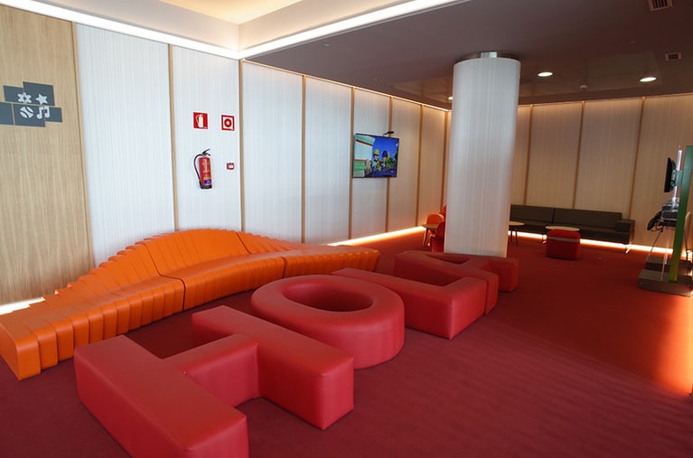 キッズルームのイスはHOLA(こんにちは)の文字になっている。