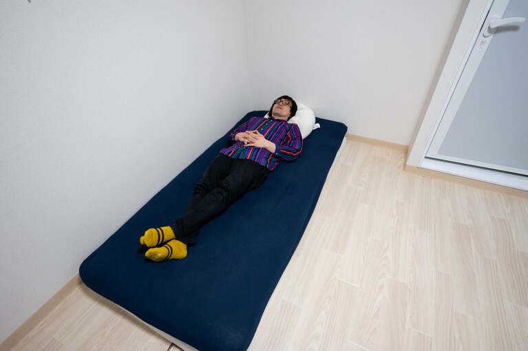 安らかに眠るタニシ氏。