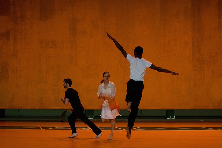 アンヌ・テレサ・ドゥ・ケースマイケル 「ドラミング ライブ」©Anne Van Aerschot