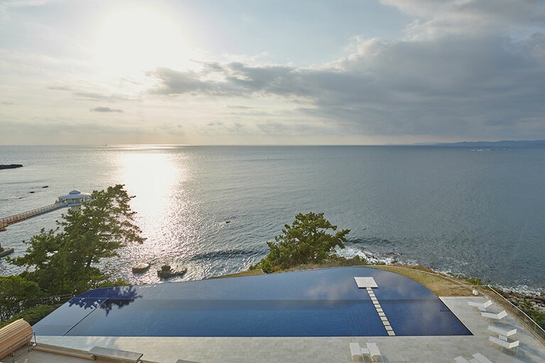 開放感抜群のインフィニティプール。プールサイドには国産杉バレルサウナが設置されている。