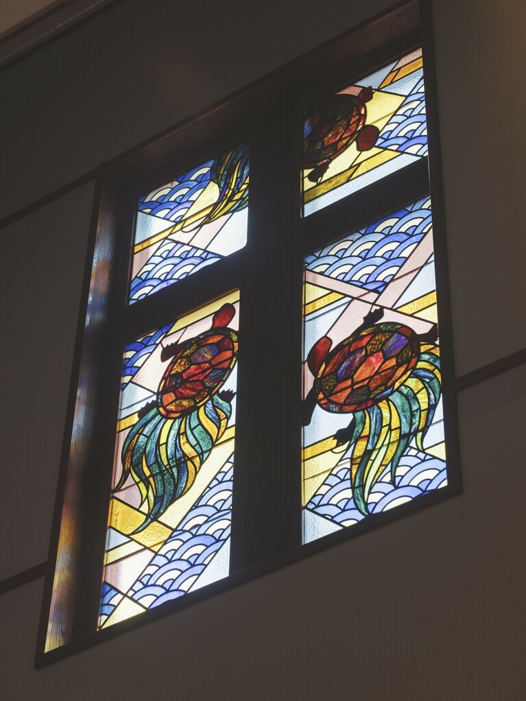 130年余にわたって紡がれきたクラシックホテルの美意識が館内のそこかしこに。ステンドグラスからこぼれるやわらかな光にも心が癒やされます。