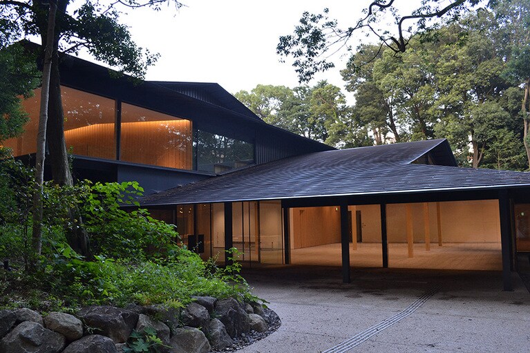 鎮座百年祭記念事業の一環として2019(令和元)年に開館した明治神宮ミュージアム。隈研吾氏設計。
