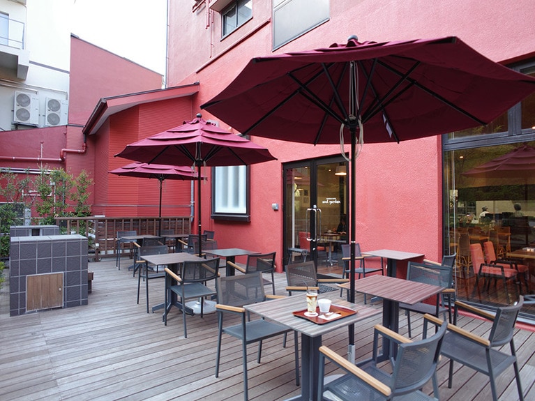 「町立湯河原美術館」内にあるミュージアムカフェ「and garden」には、足湯付きのテラスがある。