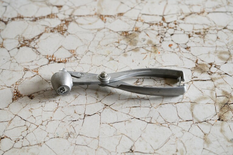 日本でもよく見かける、ニンニクを潰す器具のような形です。ハンドルをぎゅっと握ることであるものを押し出します。