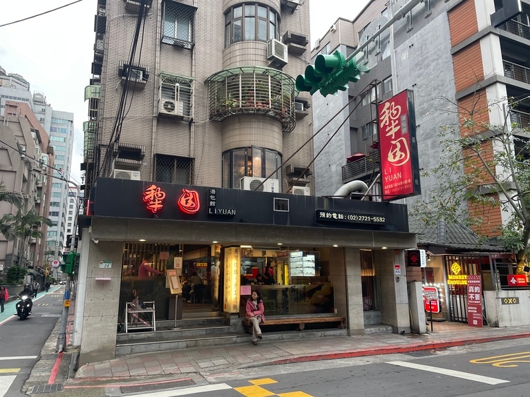 レストランが少ないエリアにありますが、夜には行列ができるほどの人気店です。