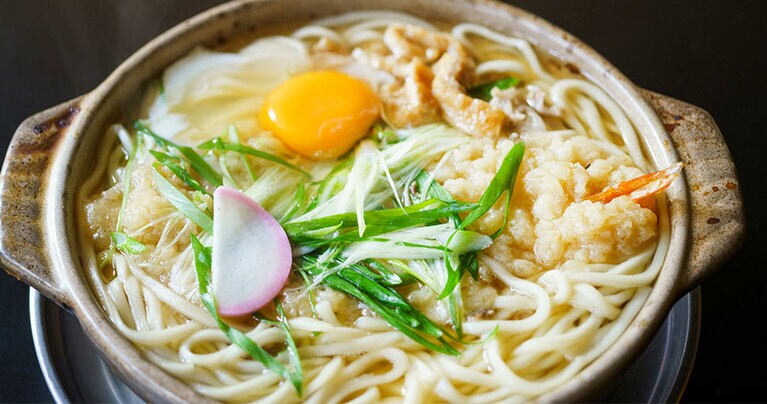 鍋焼きうどん850円。出汁素材の名脇役、牛スジはゆでこぼし3回の丁寧な下仕事ゆえのクリアな味わい。