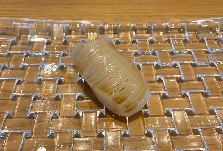 細かな切れ込みが施されたホタテ。朝市でまるごと口に入れたホタテとはまったく違う味だった。甘いだけでなく、醬油と絡んだ絶妙な旨みが引き出されていた。